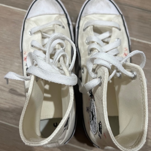Girls Converse High Tops Size 2.5 US - Picture 2 of 4